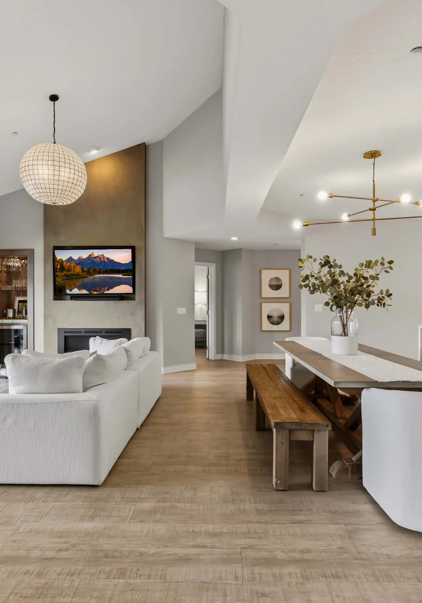 Unwind at Lake Point Penthouse near Gozzer