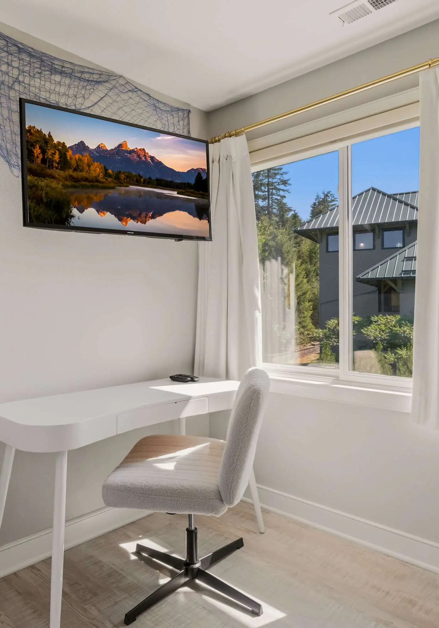 Unwind at Lake Point Penthouse near Gozzer