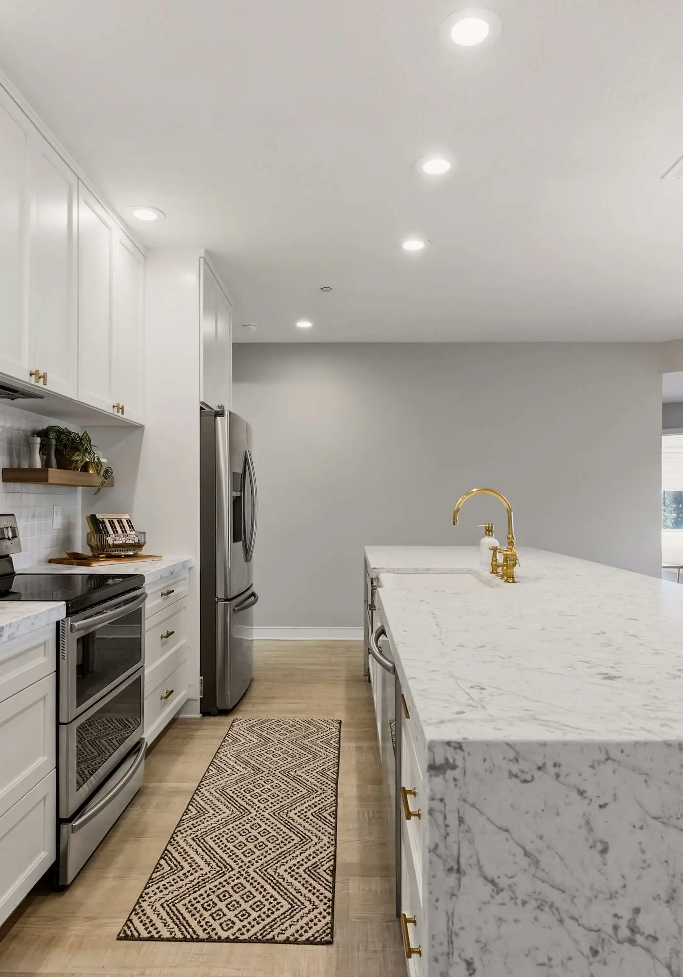 Unwind at Lake Point Penthouse near Gozzer