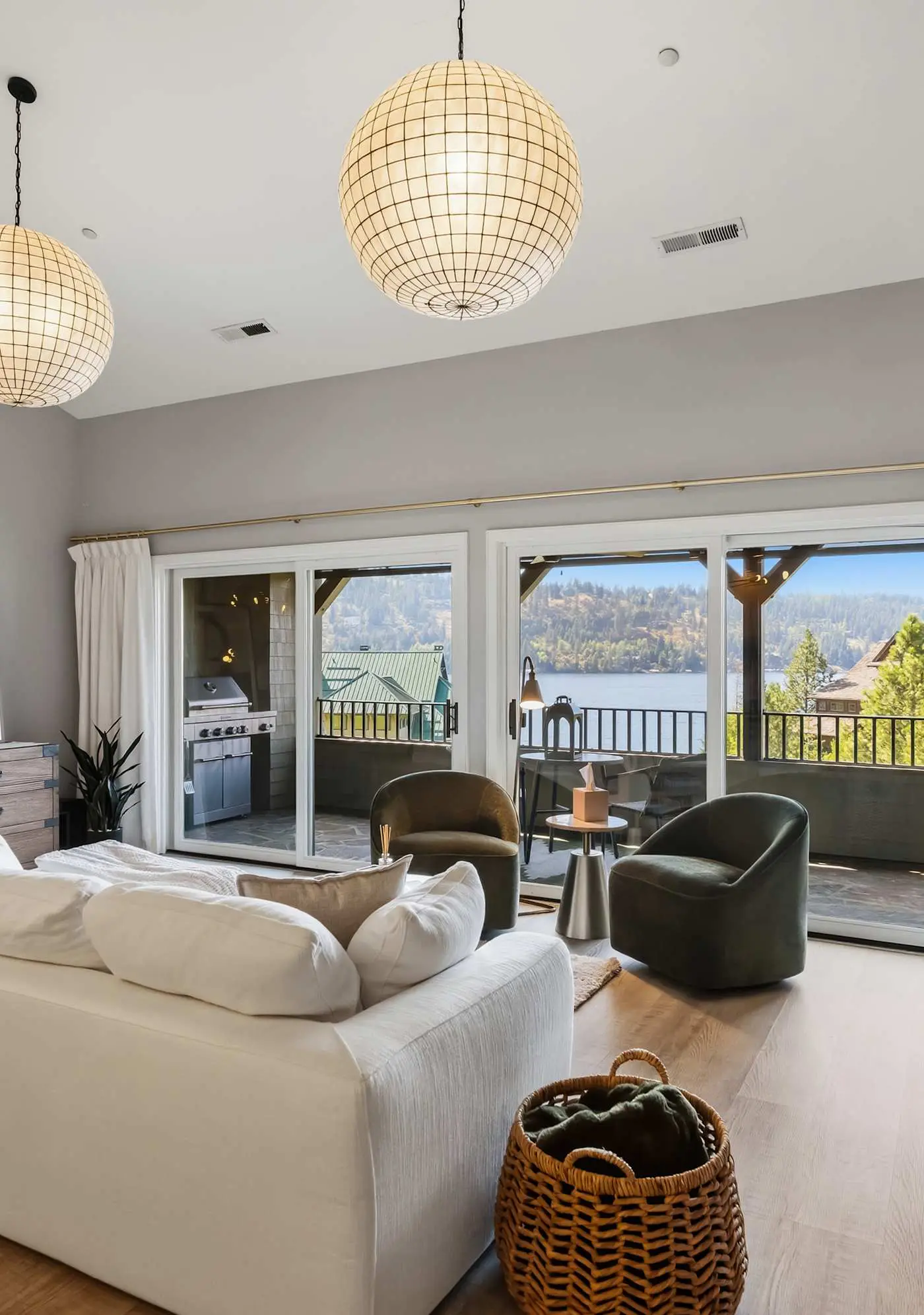 Unwind at Lake Point Penthouse near Gozzer