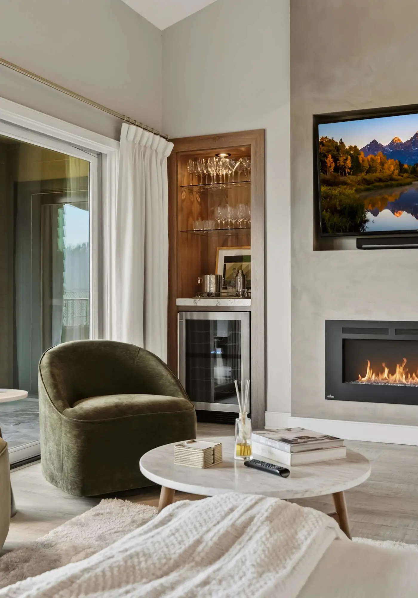 Unwind at Lake Point Penthouse near Gozzer