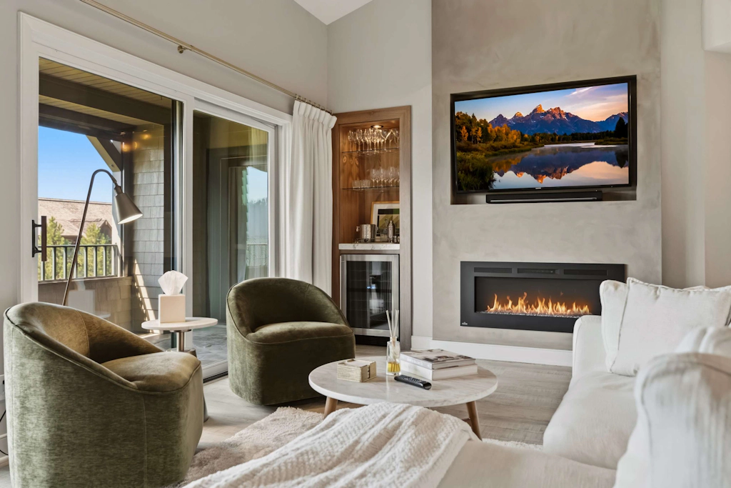 Unwind at Lake Point Penthouse near Gozzer