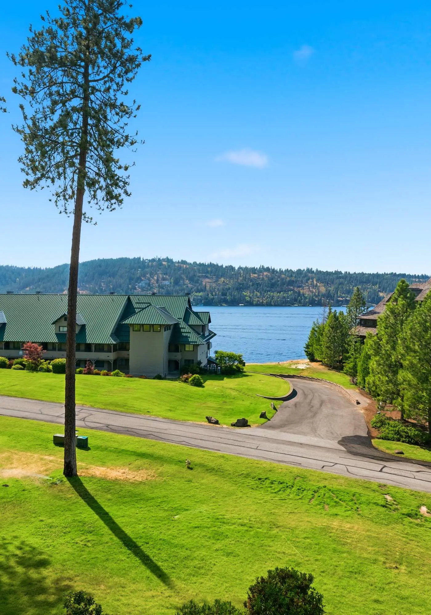 Unwind at Lake Point Penthouse near Gozzer