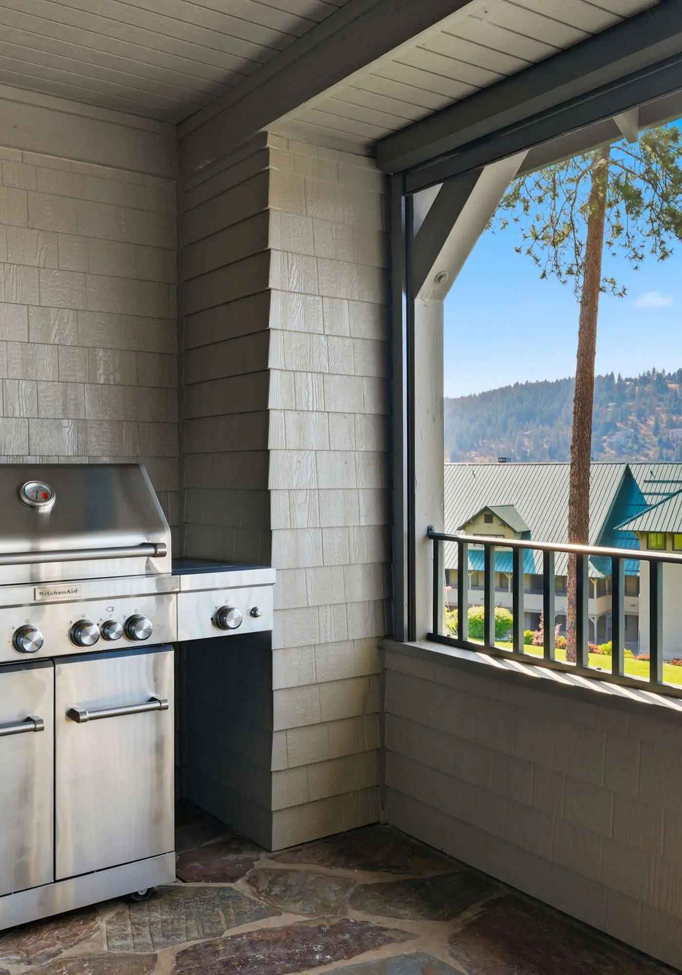 Unwind at Lake Point Penthouse near Gozzer