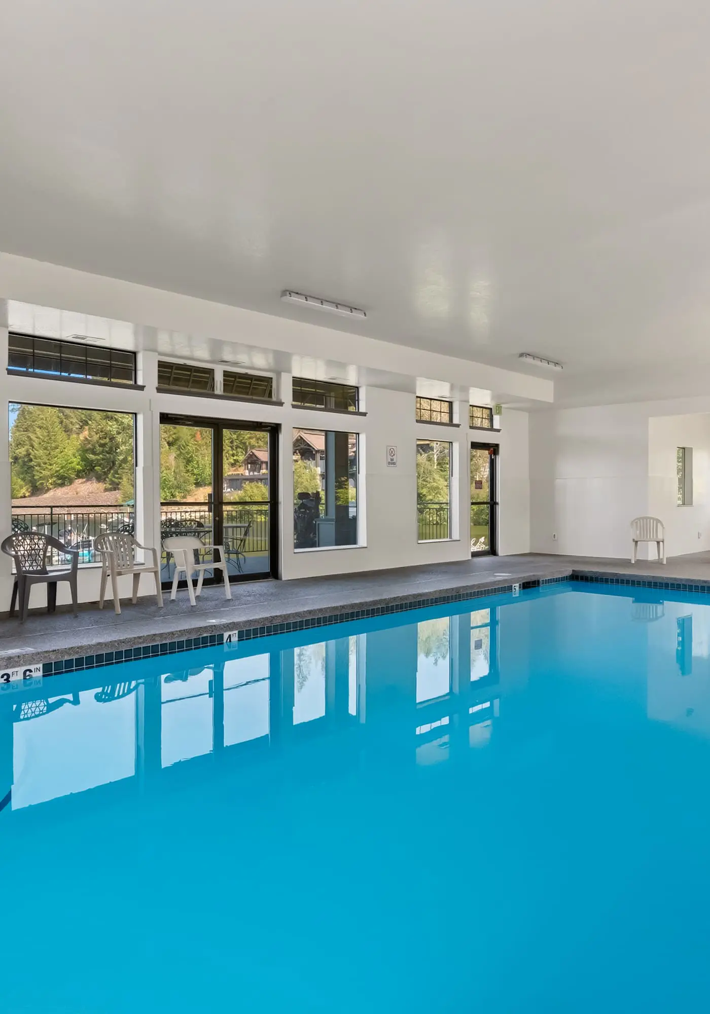 Unwind at Lake Point Penthouse near Gozzer