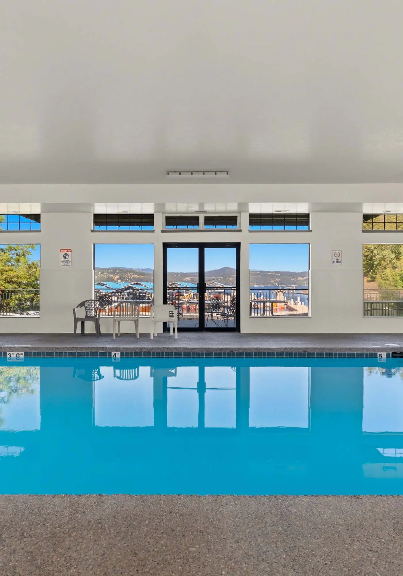 Unwind at Lake Point Penthouse near Gozzer