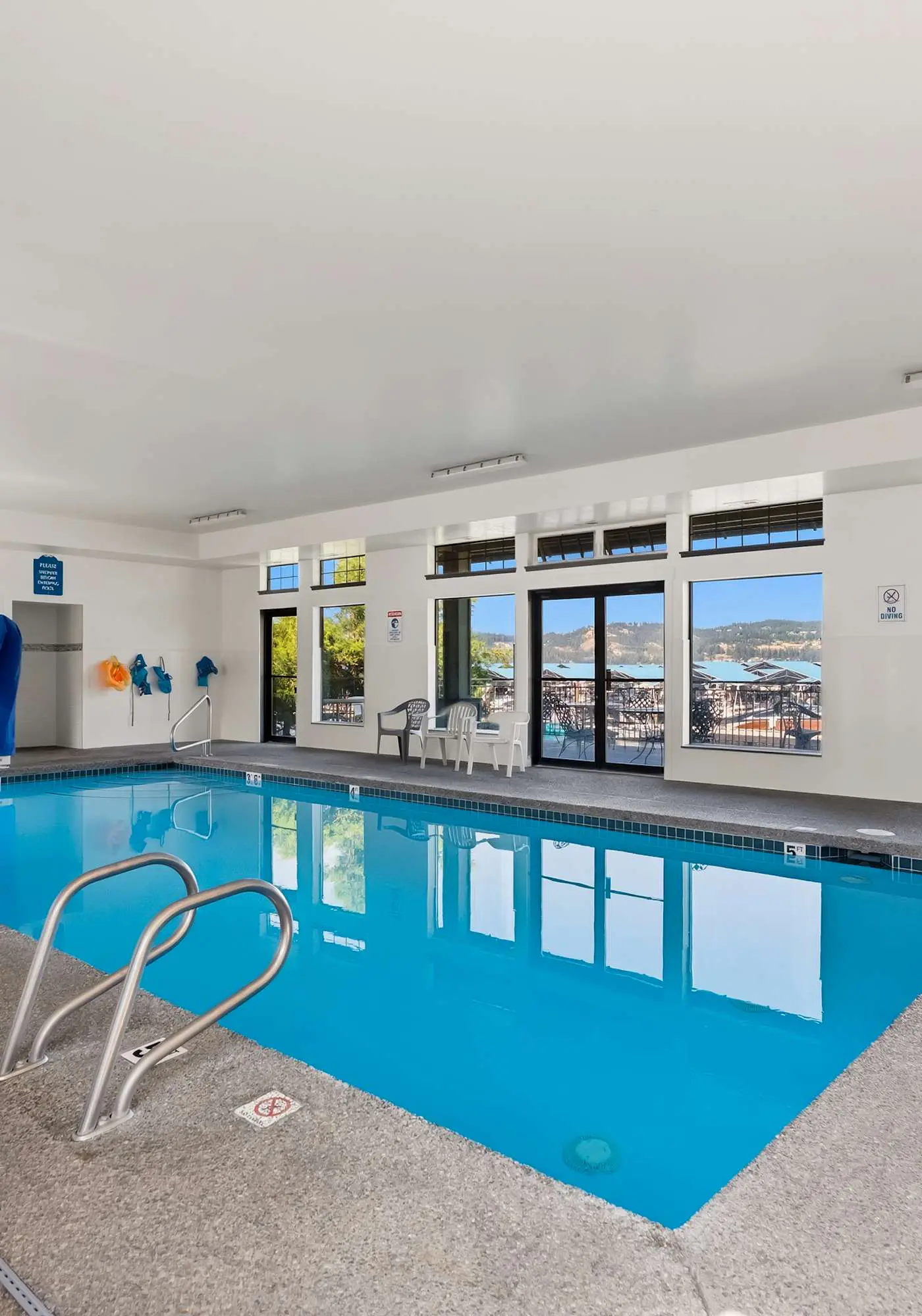 Unwind at Lake Point Penthouse near Gozzer
