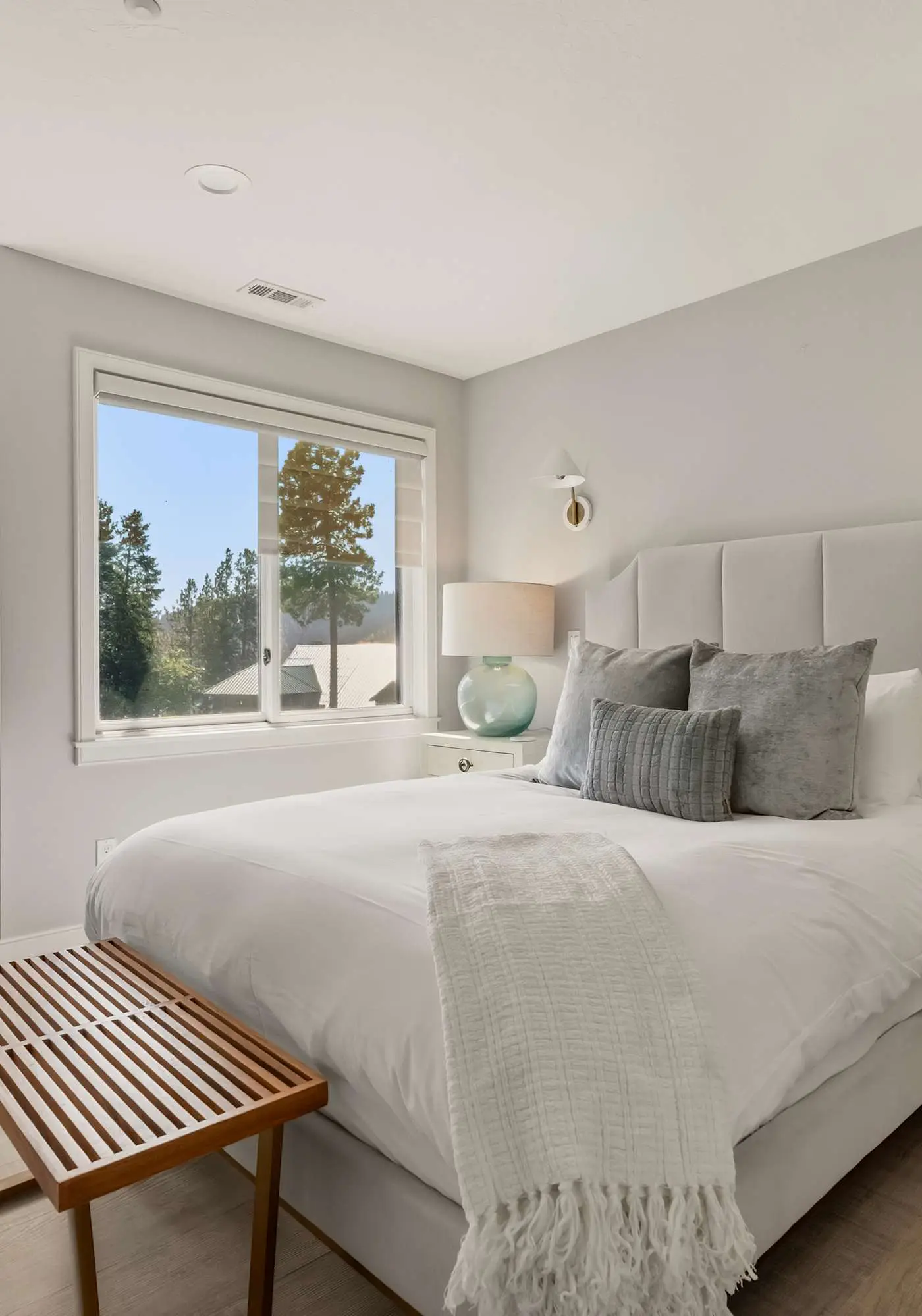 Unwind at Lake Point Penthouse near Gozzer