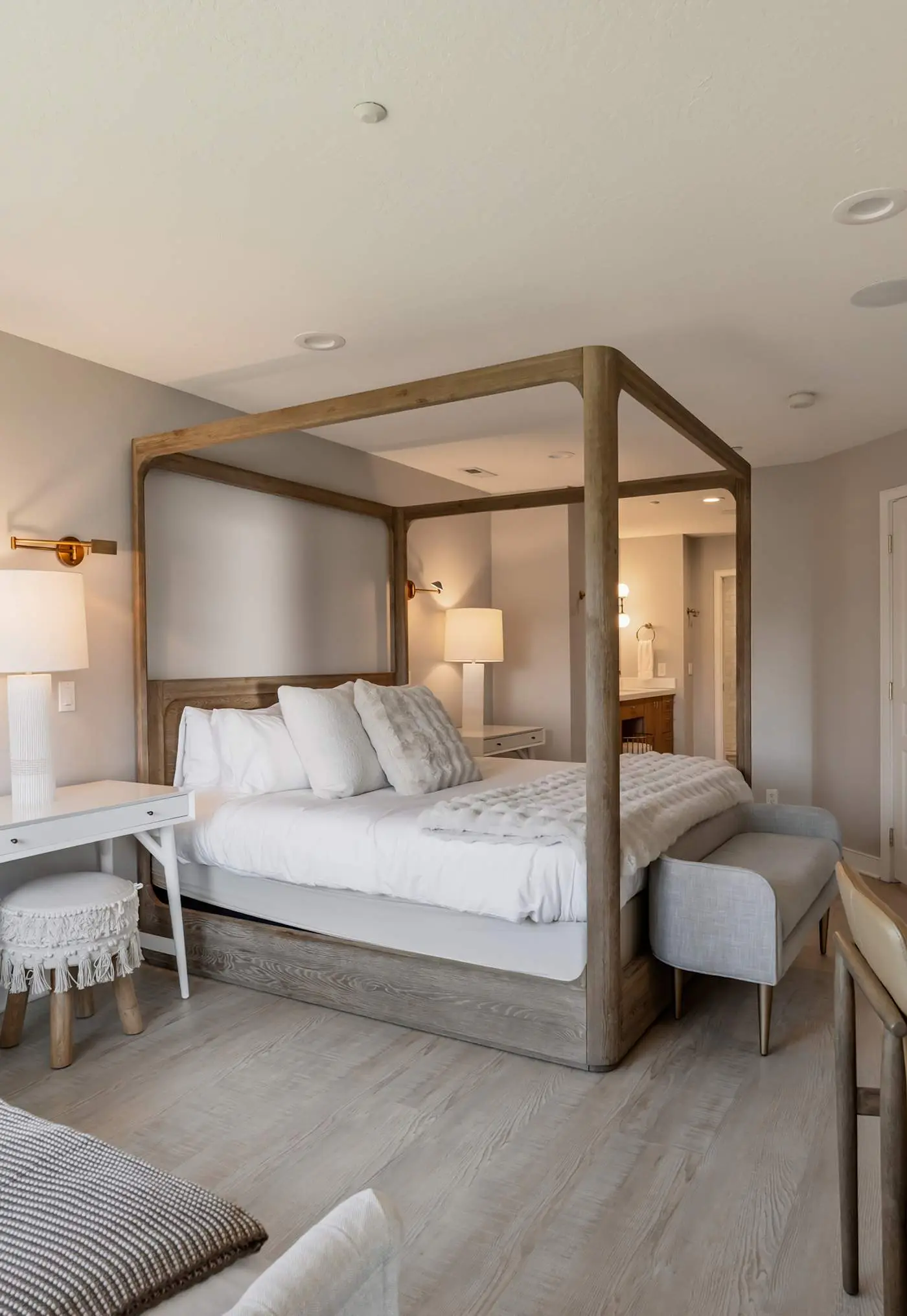 Unwind at Lake Point Penthouse near Gozzer