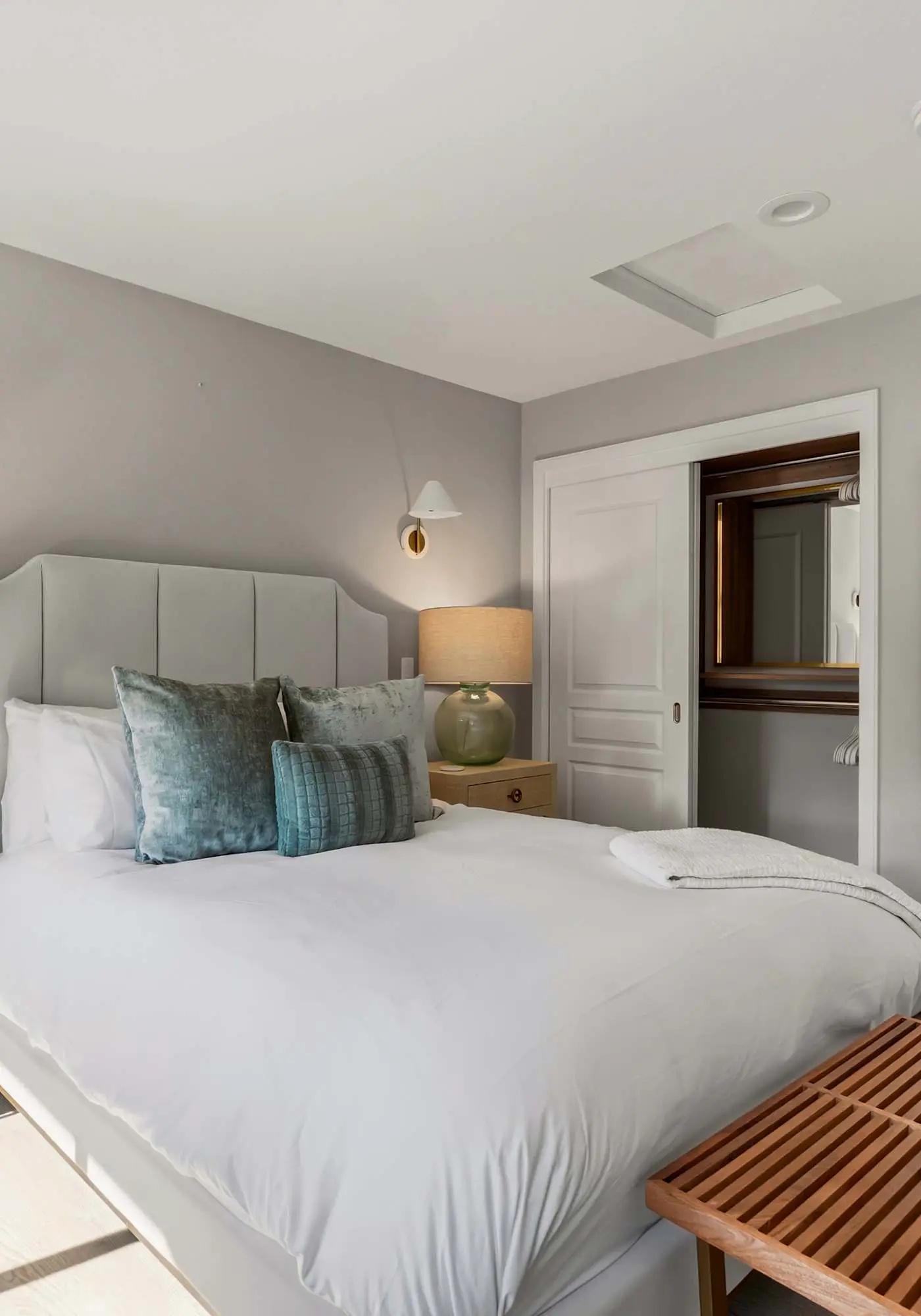 Unwind at Lake Point Penthouse near Gozzer