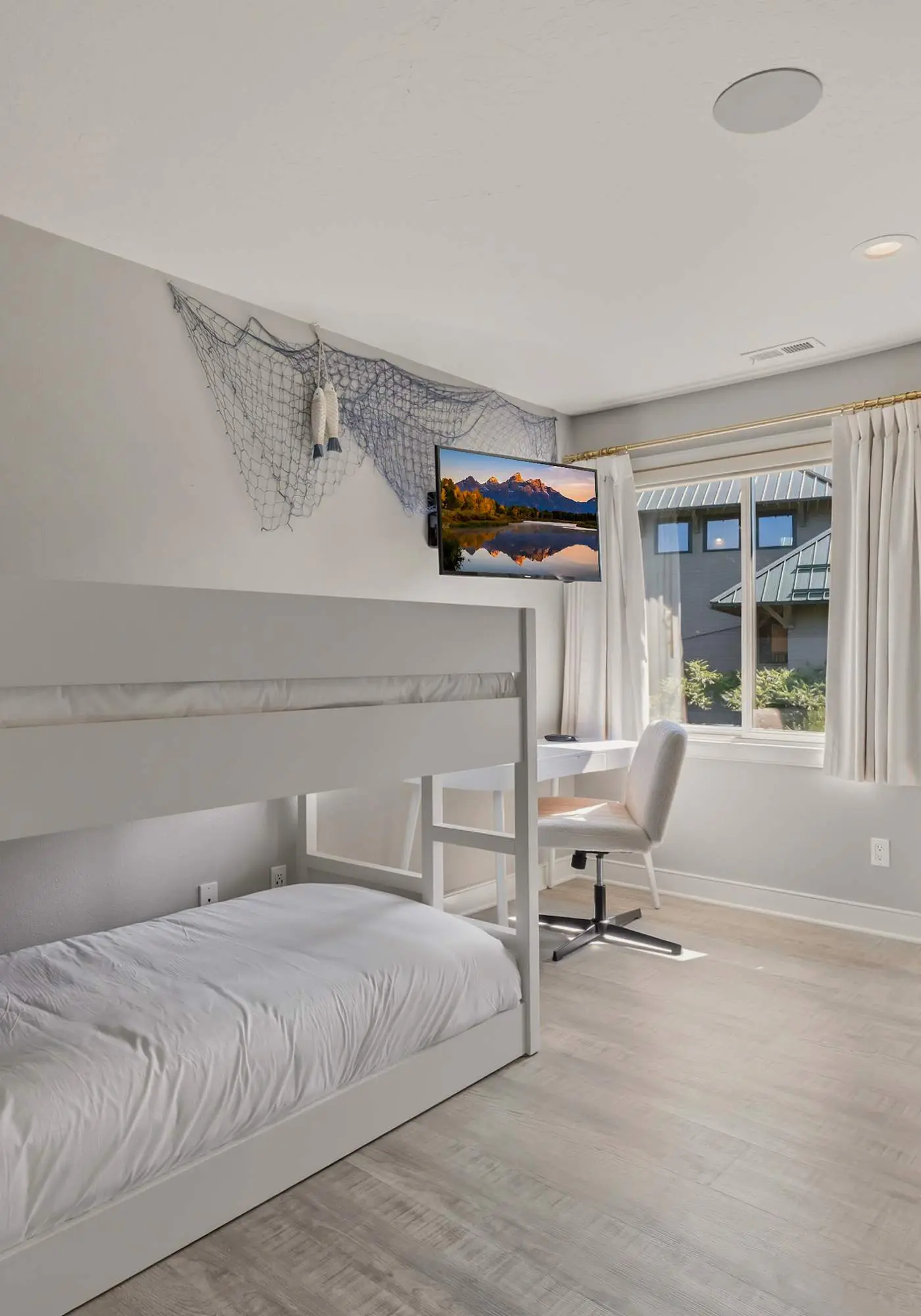 Unwind at Lake Point Penthouse near Gozzer