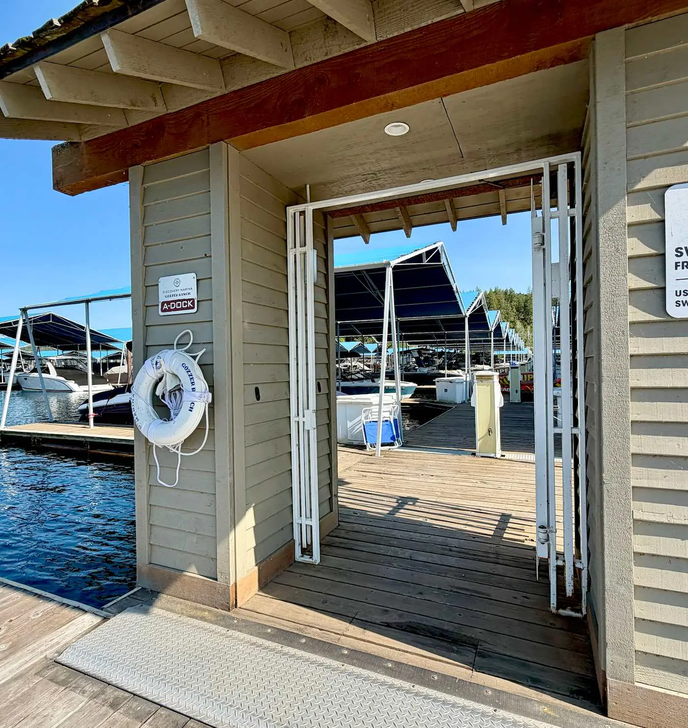 Unwind at Lake Point Penthouse near Gozzer