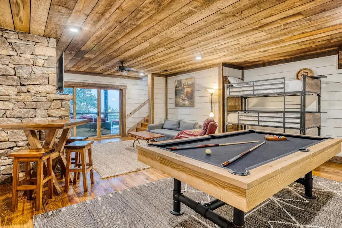  Mountain View Cabin w/ Hot Tub & Game Room