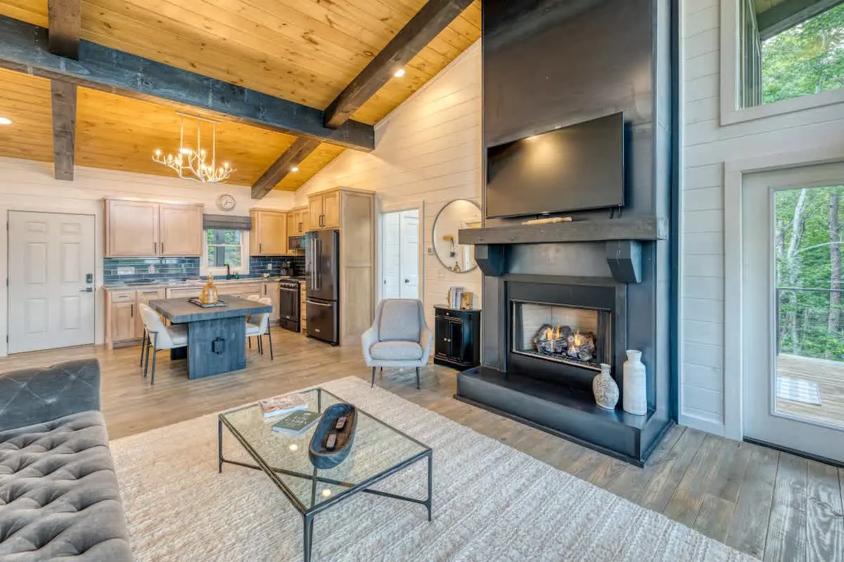 Relaxing Blue Ridge Cabin Retreat with Hot Tub and Mountain Views