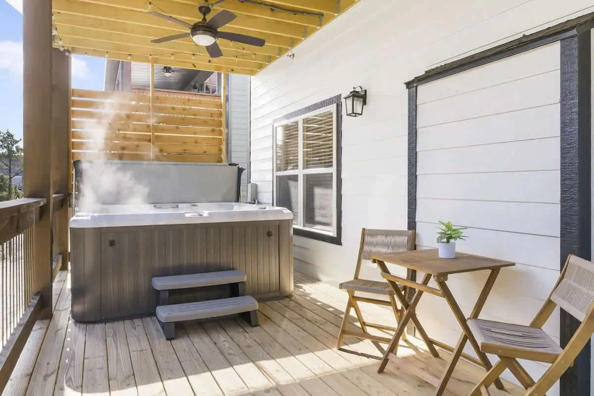 Luxury Lodge Near Lake • Hot Tub, Pools, Firepit & Games
