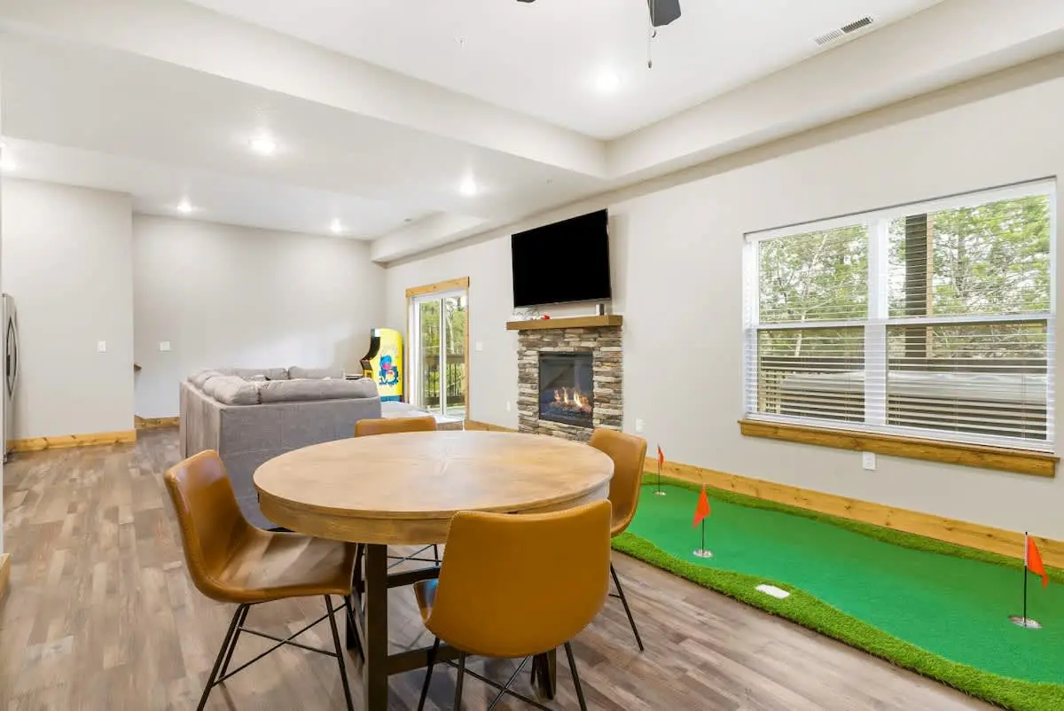 Luxury Lodge Near Lake • Hot Tub, Pools, Firepit & Games