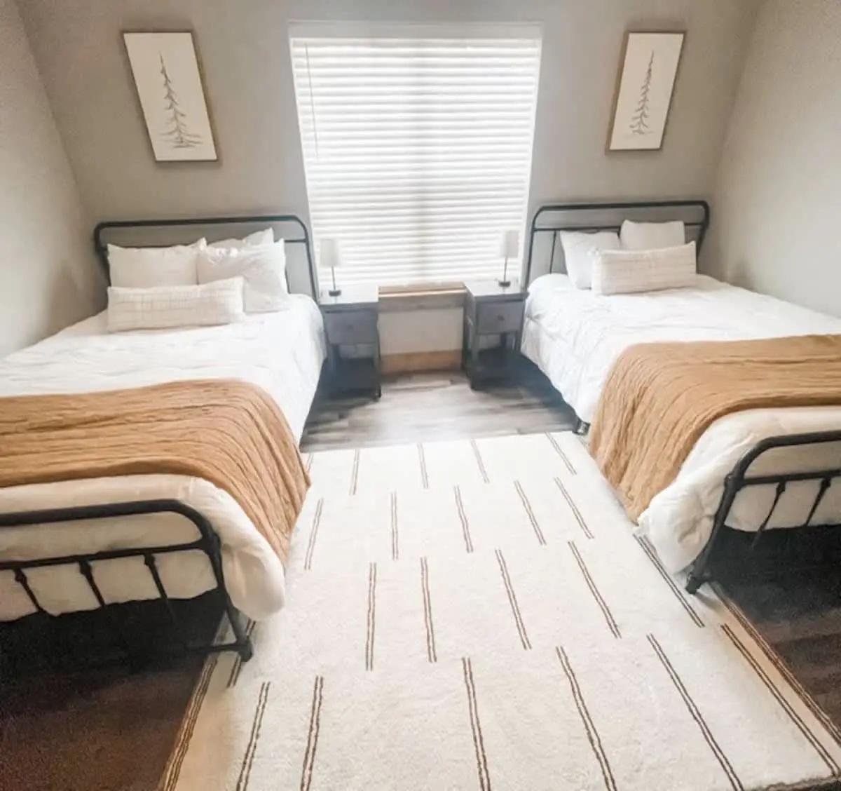 Luxury Lodge Near Lake • Hot Tub, Pools, Firepit & Games
