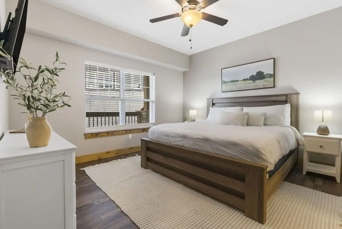 Luxury Lodge Near Lake • Hot Tub, Pools, Firepit & Games