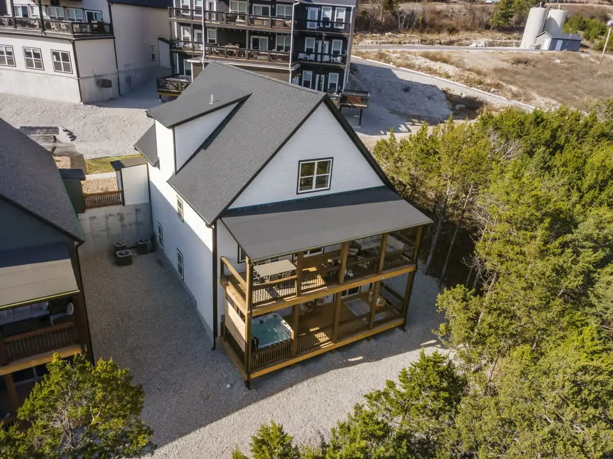 Luxury Lodge Near Lake • Hot Tub, Pools, Firepit & Games
