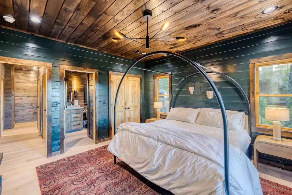 Pinnacle Place – Modern 4BR w/ Hot Tub & Views