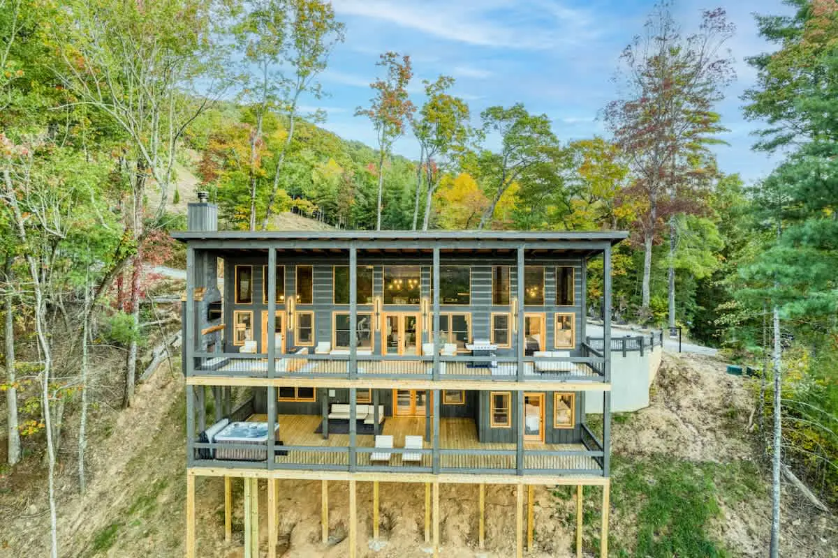 Pinnacle Place – Modern 4BR w/ Hot Tub & Views