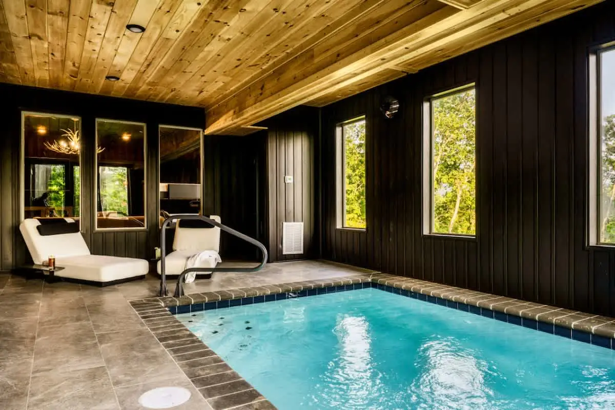 Smoky Mountains Cabin: Private Pool, Theater &