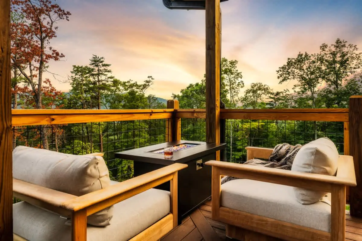 Smoky Mountains Cabin: Private Pool, Theater &