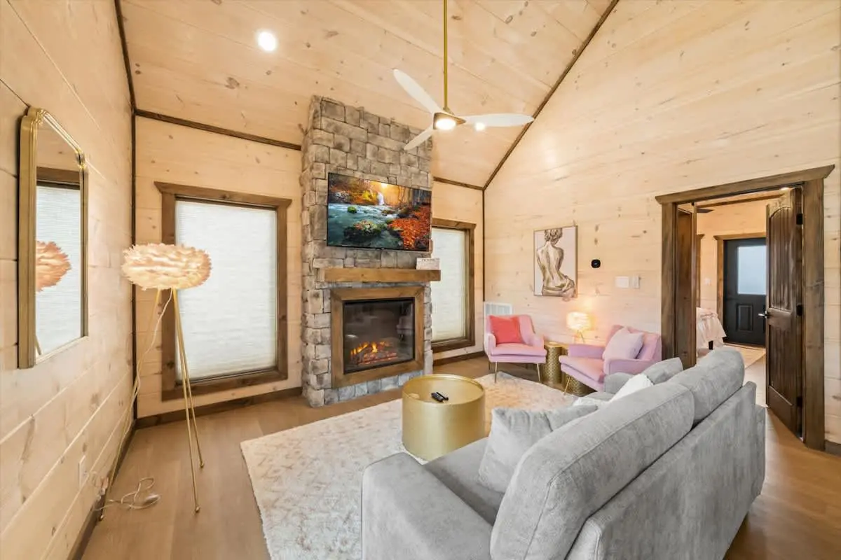 Smokies Cabin Escape: Hot Tub, Fireplaces,