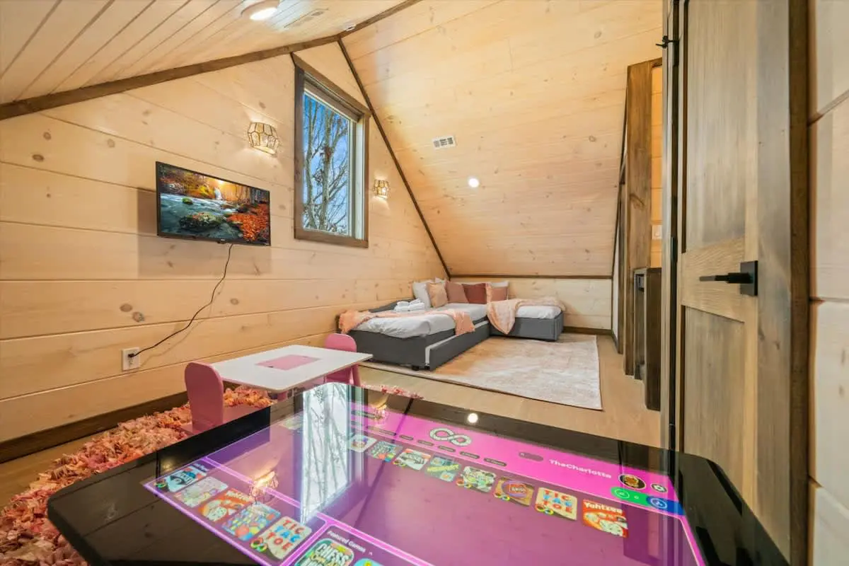 Smokies Cabin Escape: Hot Tub, Fireplaces,