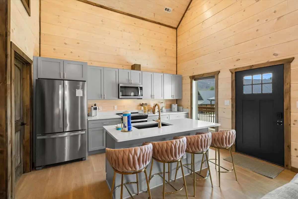 Smokies Cabin Escape: Hot Tub, Fireplaces,
