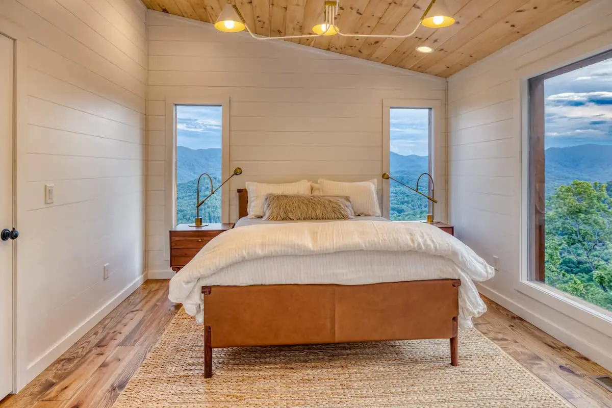 6 Bedroom Mountain Cabin w/ Hot Tub & Game Room