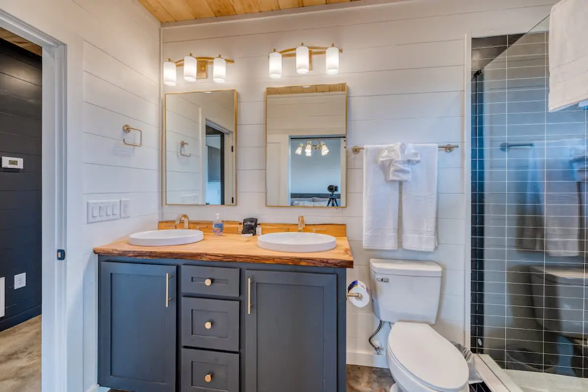 6 Bedroom Mountain Cabin w/ Hot Tub & Game Room