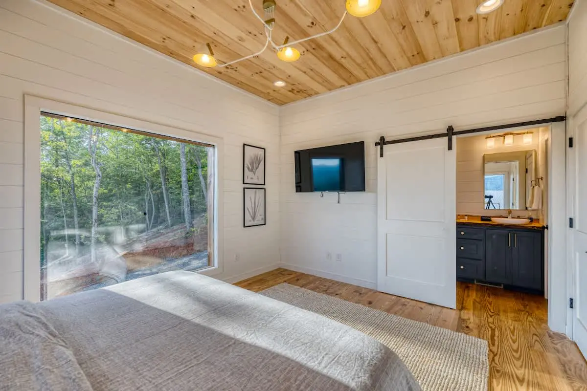 6 Bedroom Mountain Cabin w/ Hot Tub & Game Room