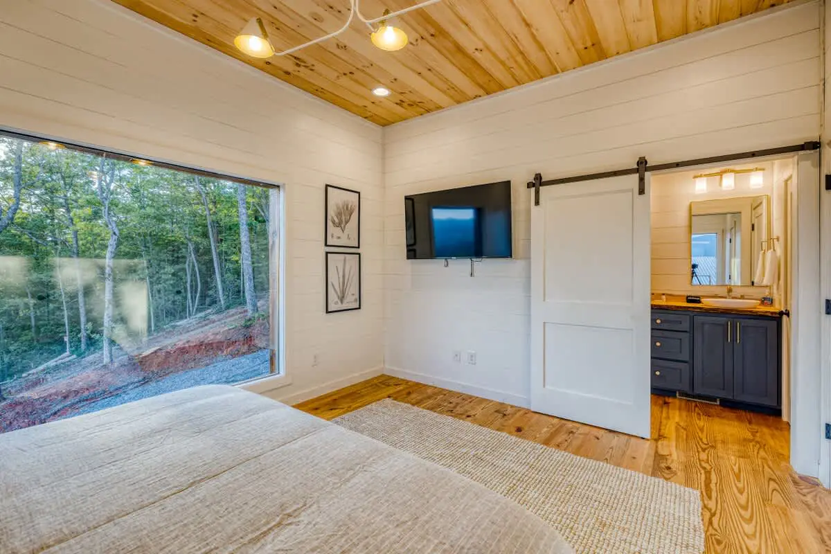 6 Bedroom Mountain Cabin w/ Hot Tub & Game Room