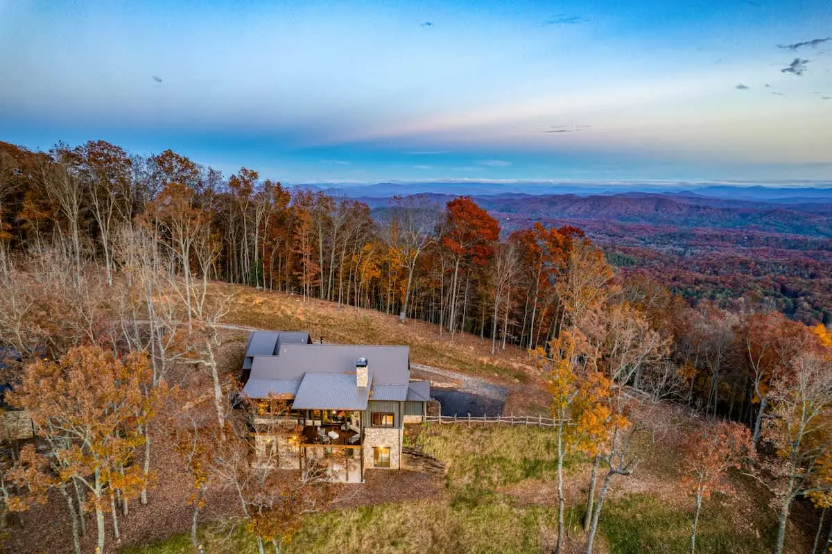 4 Bedroom Mountain Cabin w/ Hot Tub & Pool Table