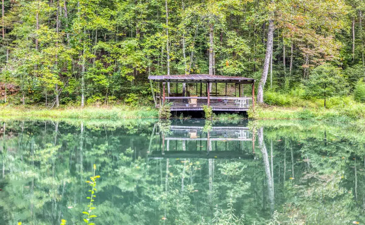 Creekfront 30-Acre Retreat • Hot Tub & Firepit