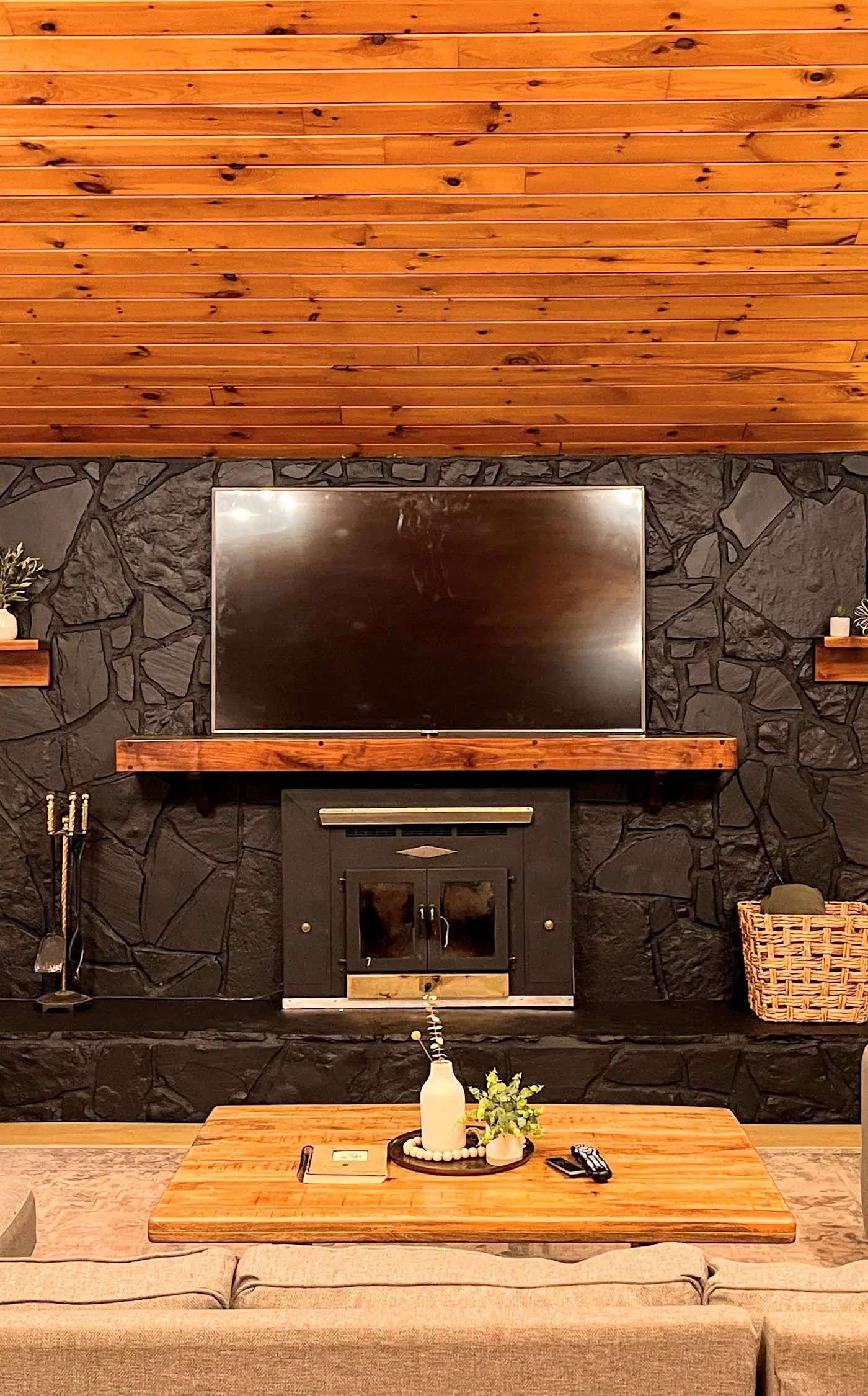 Creekfront 30-Acre Retreat • Hot Tub & Firepit