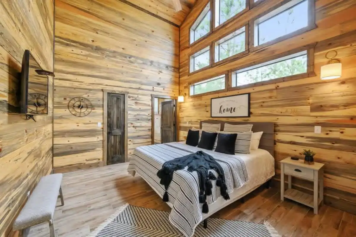 Broken Bow Getaway: Hot Tub, Fire Pit & Games!