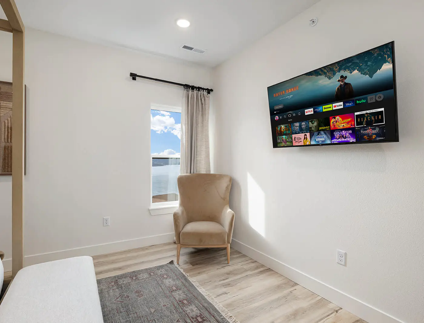 Lakefront Luxury 9BR Retreat—Pools & Hot Tub