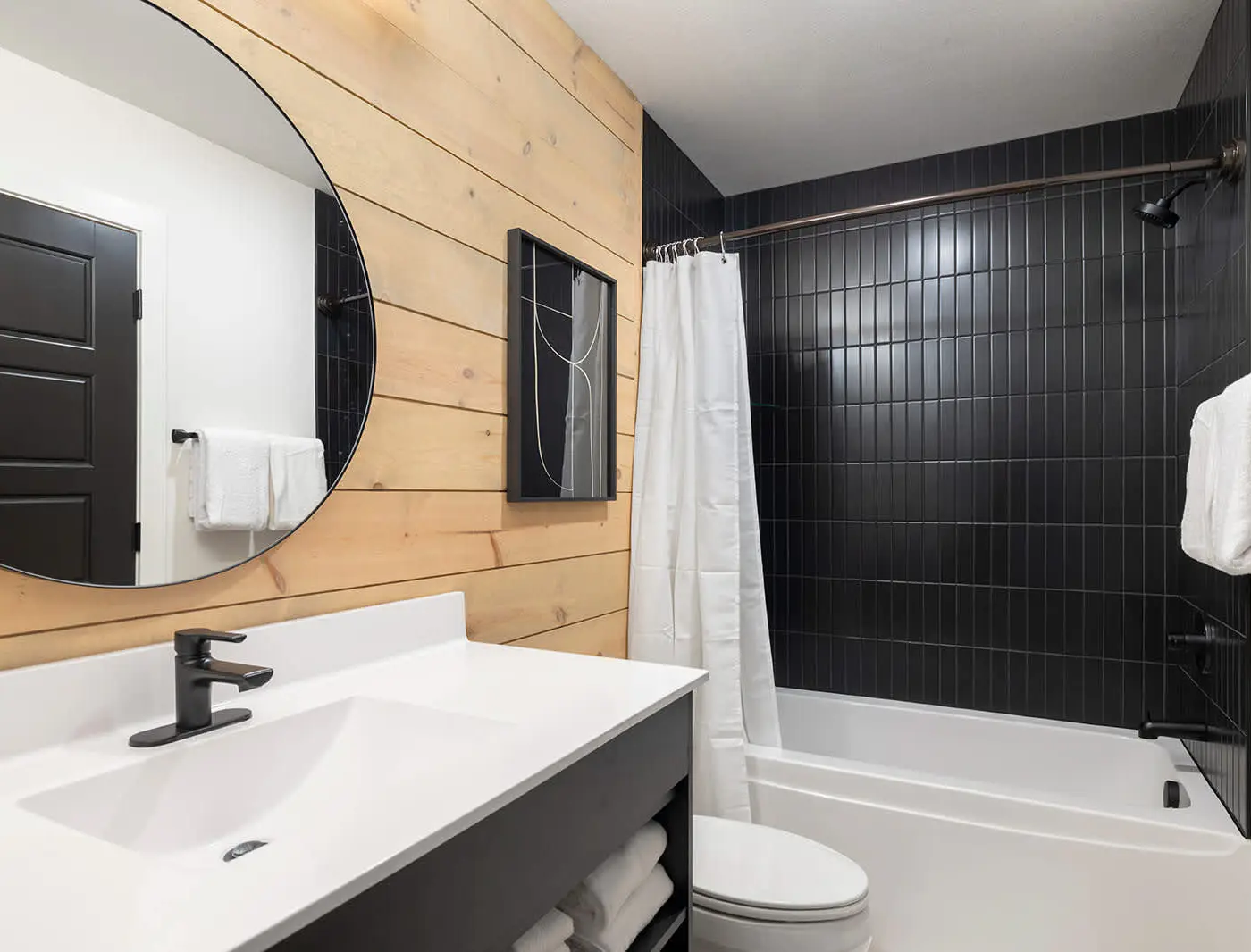 Lakefront Luxury 9BR Retreat—Pools & Hot Tub