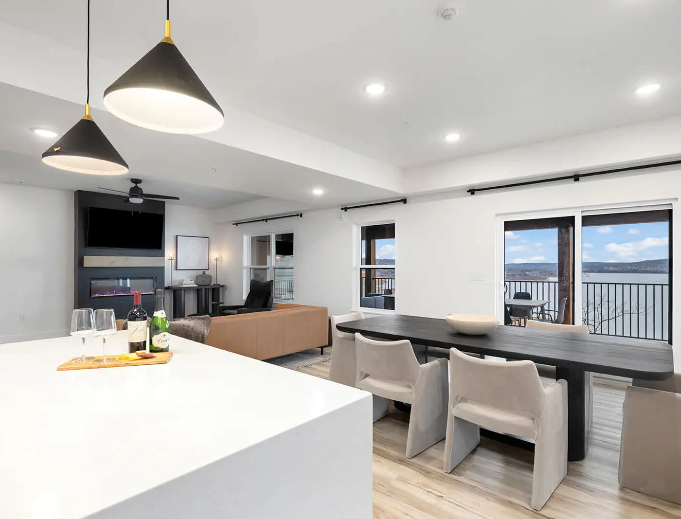 Lakefront Luxury 9BR Retreat—Pools & Hot Tub