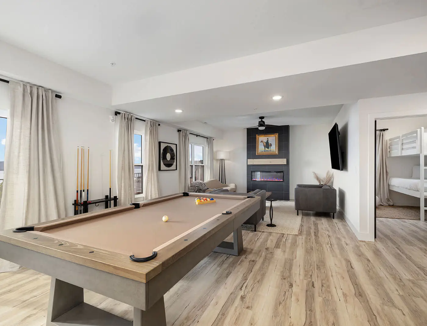 Sleeps 24 Lakefront - Arcades - 2Pools - Hot Tub 