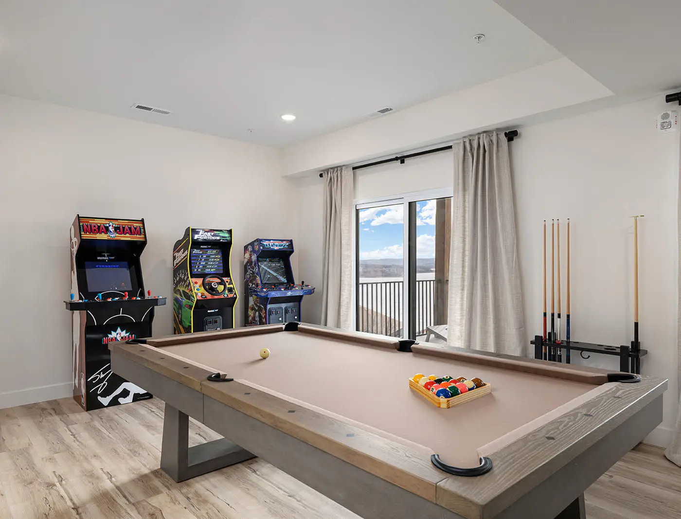 Sleeps 24 Lakefront - Arcades - 2Pools - Hot Tub 