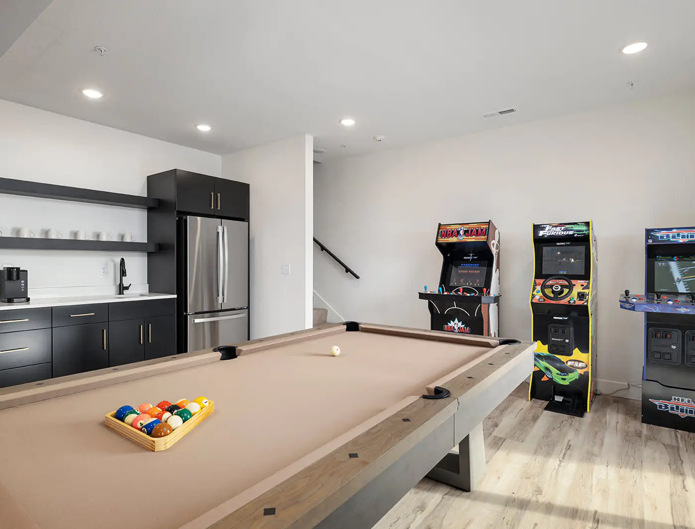 Sleeps 24 Lakefront - Arcades - 2Pools - Hot Tub 
