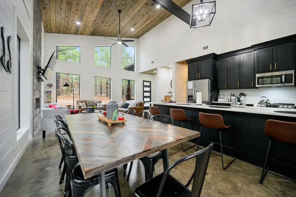 Broken Bow Cabin Getaway: Hot Tub, Fire Pit & EV