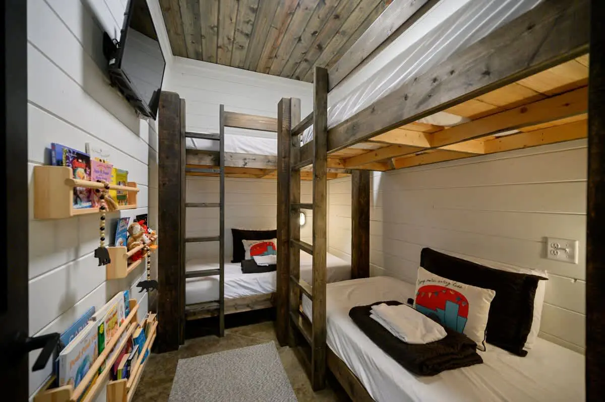 Broken Bow Cabin Getaway: Hot Tub, Fire Pit & EV