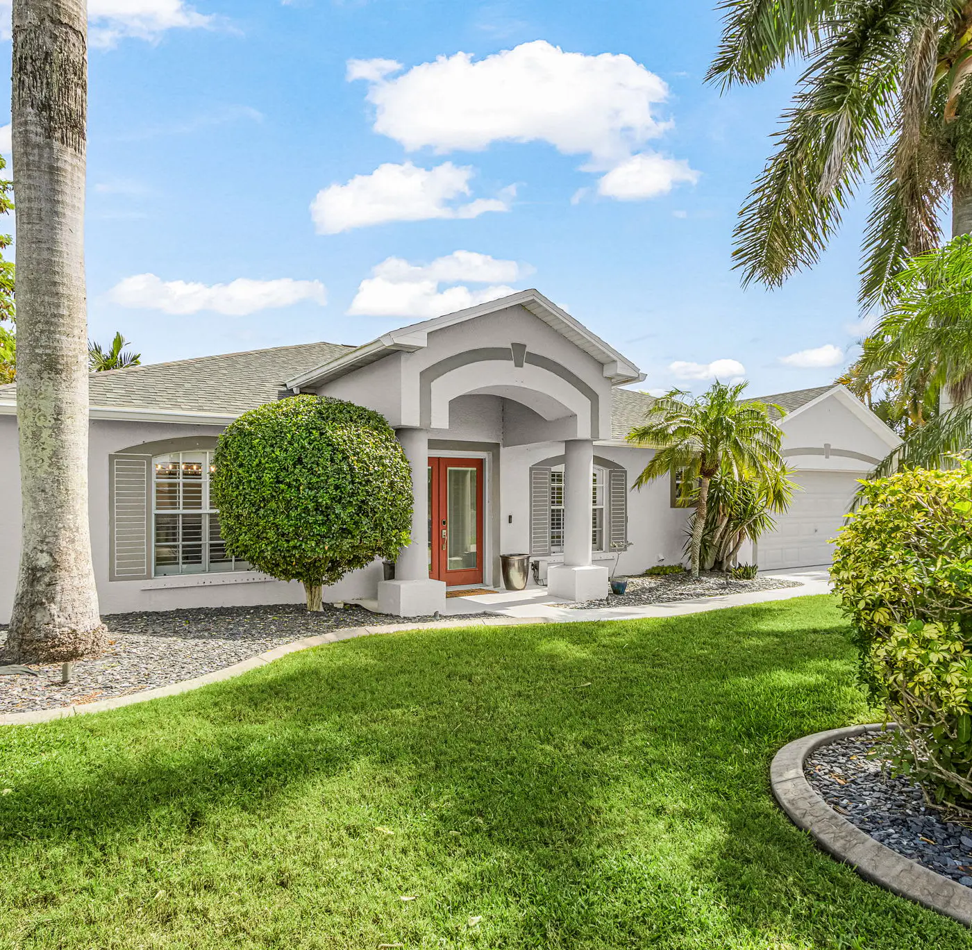Gorgeous 4 Bedroom Waterfront Home with Private Pool and Large Kitchen