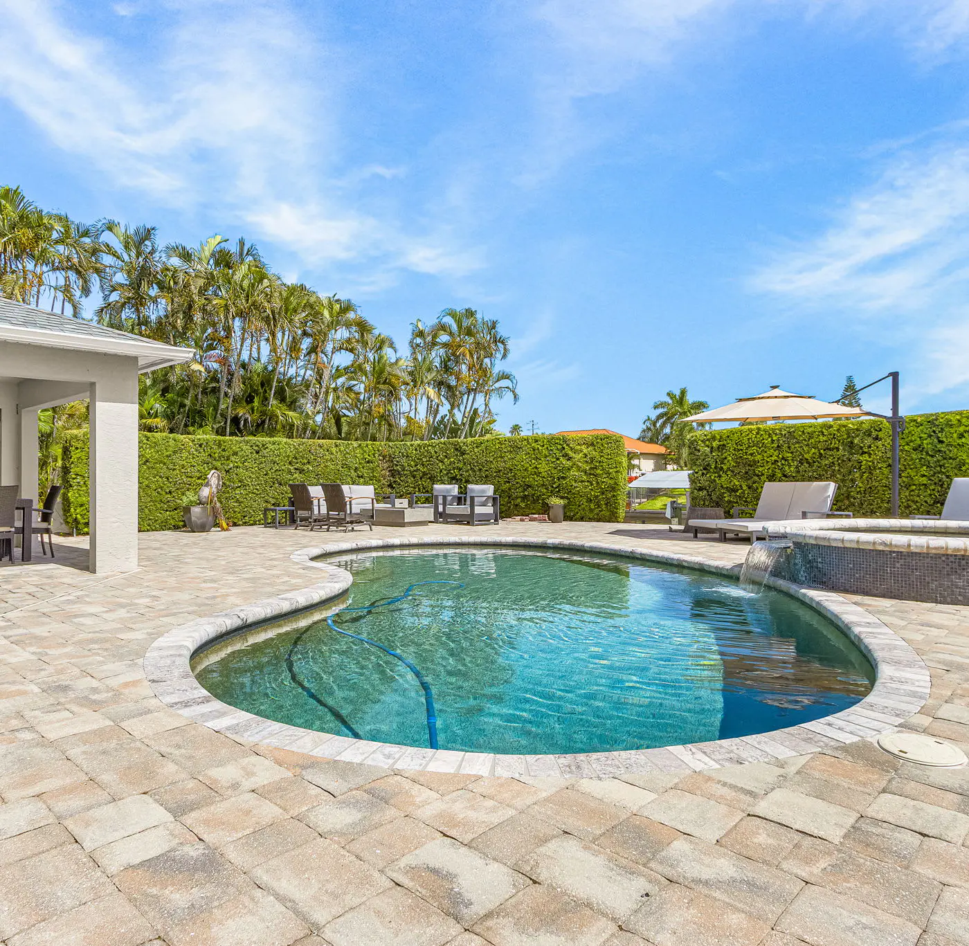 Gorgeous 4 Bedroom Waterfront Home with Private Pool/Spa and Large Kitchen