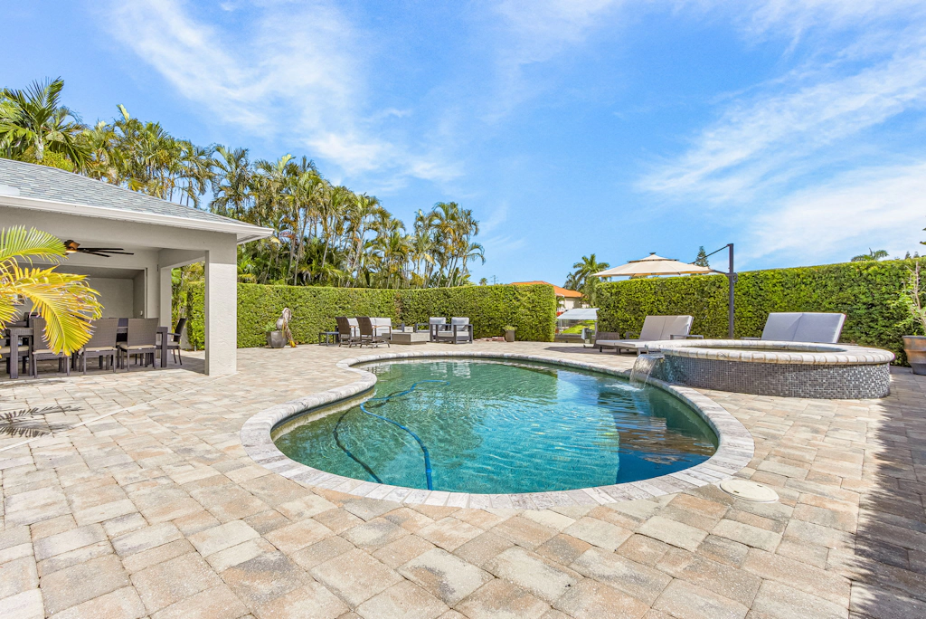 Gorgeous 4 Bedroom Waterfront Home with Private Pool/Spa and Large Kitchen
