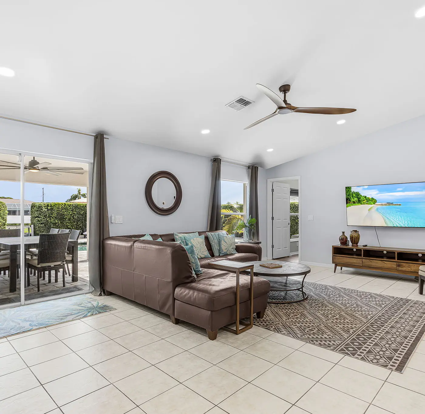 Gorgeous 4 Bedroom Waterfront Home with Private Pool/Spa and Large Kitchen